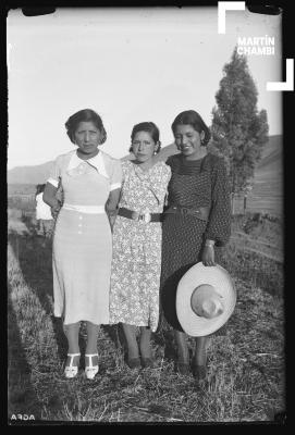 Retrato de las hermanas Julia y Celia Chambi López y amiga no identificada