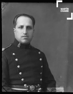 Foto carnet de Luis Enrique Saldívar Romainville con uniforme de la Guardia Civil en estudio fotográfico