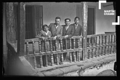 Retrato de la familia Chambi López y Néstor Rafael Guerra en la Casa Guerra