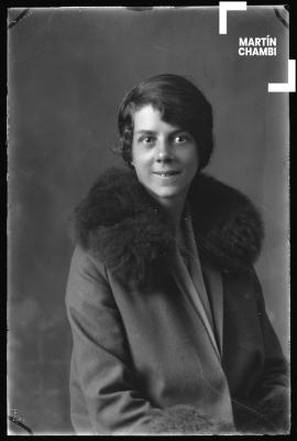 Foto carnet de mujer no identificada en estudio fotográfico