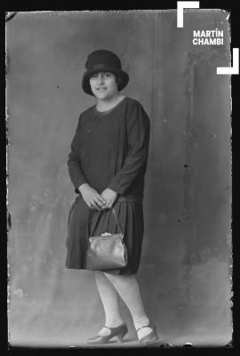 Retrato de mujer no identificada en estudio fotográfico