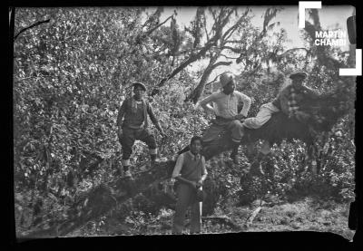 Víctor Chambi y amigos no identificados