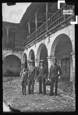 Retrato de la familia Chambi López y Néstor Rafael Guerra en la Casa Guerra