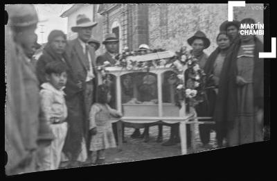 Procesión fúnebre de niño no identificado