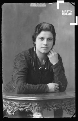 Retrato de mujer no identificada en estudio fotográfico