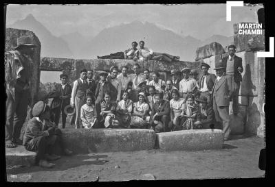 Grupo de excursionistas no identificados en Machu Picchu