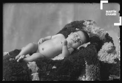 Retrato de bebé no identificado en estudio fotográfico