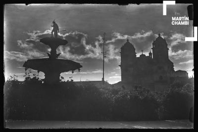 Pileta de la Plaza de Armas del Cuzco y templo de la Compañía de Jesús