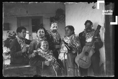 Los esposos Chambi López, María Esther Cárdenas Álvarez y amigos no identificados en celebración de carnaval