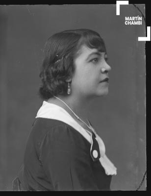 Foto carnet de mujer no identificada en estudio fotográfico