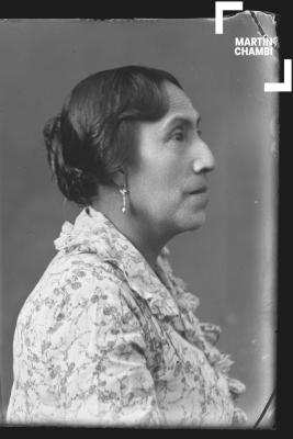 Foto carnet de mujer no identificada en estudio fotográfico