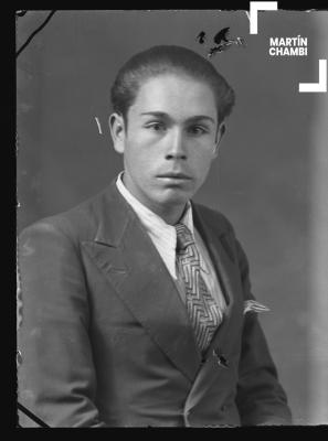 Foto carnet de hombre no identificado en estudio fotográfico