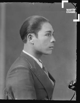 Foto carnet de hombre no identificado en estudio fotográfico
