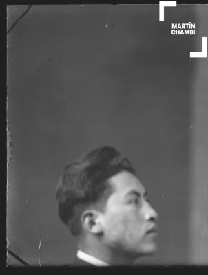 Foto carnet de hombre no identificado en estudio fotográfico