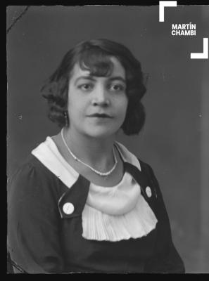 Foto carnet de mujer no identificada en estudio fotográfico