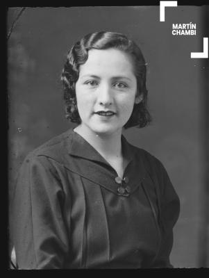 Foto carnet de Luz Marina Ugarte Velasco en estudio fotográfico