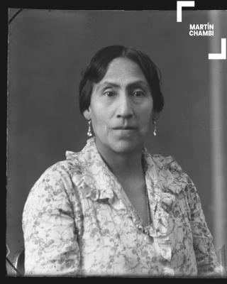 Foto carnet de mujer no identificada en estudio fotográfico