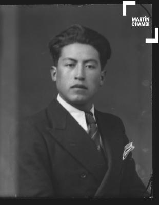 Foto carnet de hombre no identificado en estudio fotográfico