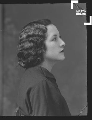 Foto carnet de Luz Marina Ugarte Velasco en estudio fotográfico